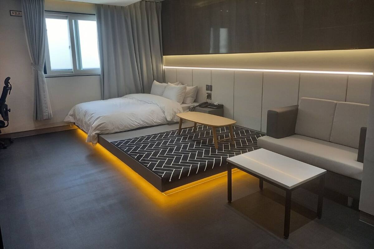 Premium Studio | Blackout drapes, free WiFi