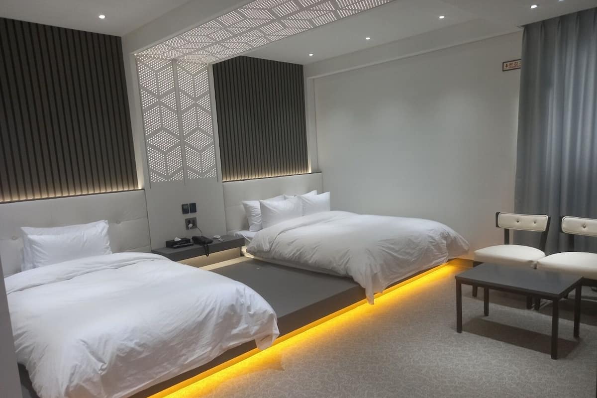 Business Double or Twin Room | Blackout drapes, free WiFi