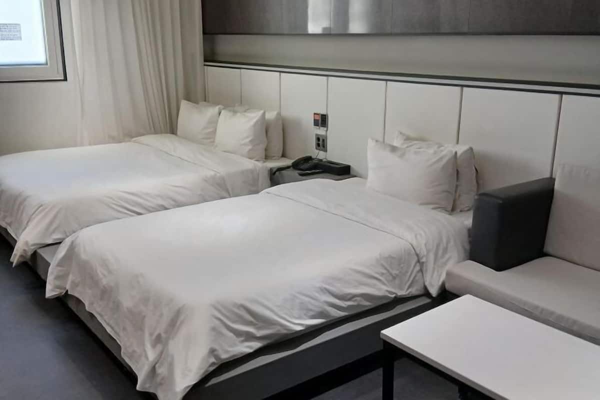 Escritorio, cortinas opacas, wifi gratis