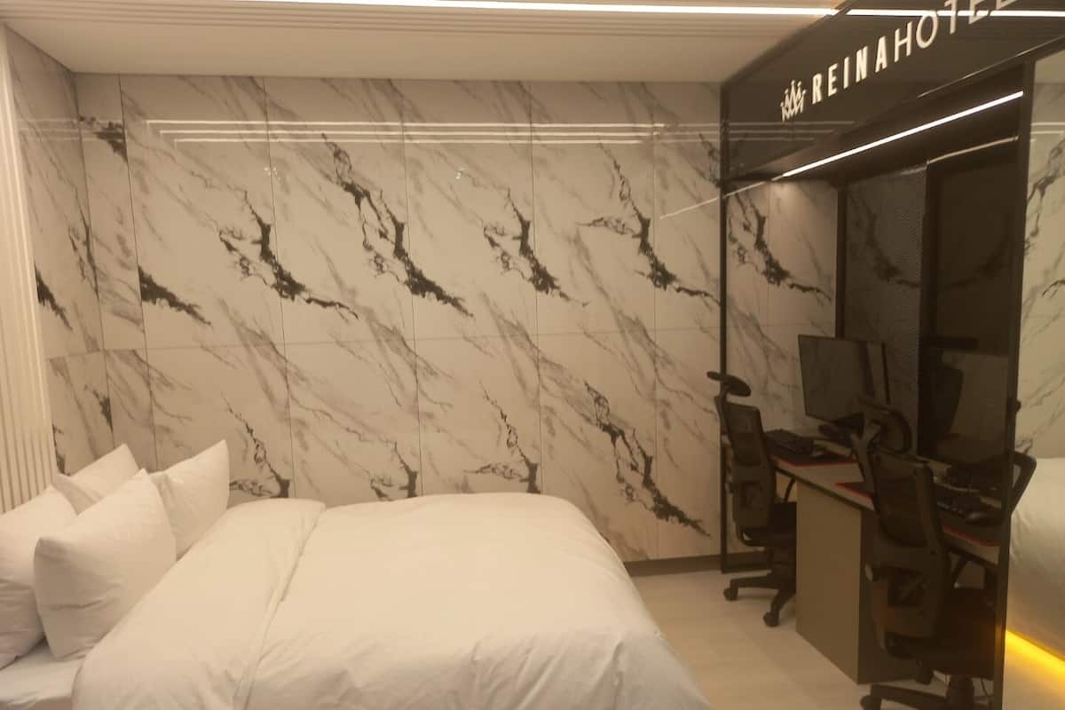 Family Double or Twin Room | Blackout drapes, free WiFi