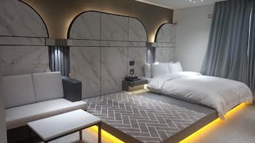 Escrivaninha, cortinas blackout, Wi-Fi de cortesia