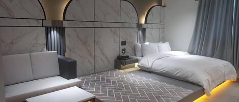 Deluxe Studio | Blackout drapes, free WiFi