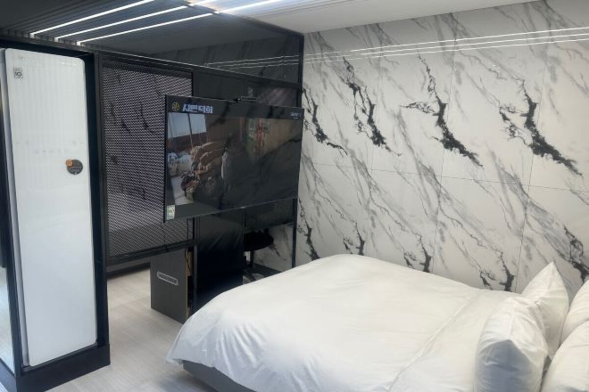 Desk, blackout curtains, free WiFi