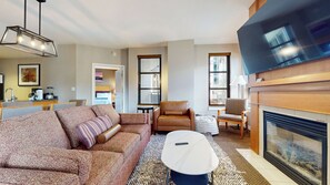 Smart TV, fireplace - Pet-Friendly in Luxury Hotel. Across The Village, EV Charging Station On-site (Mammoth Lakes)