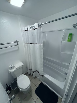 Combined shower/bathtub, towels