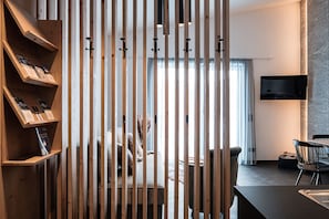 Deluxe-Apartment | Wohnbereich | 40-Zoll-Flachbildfernseher mit Kabelempfang, Fernseher, Kamin