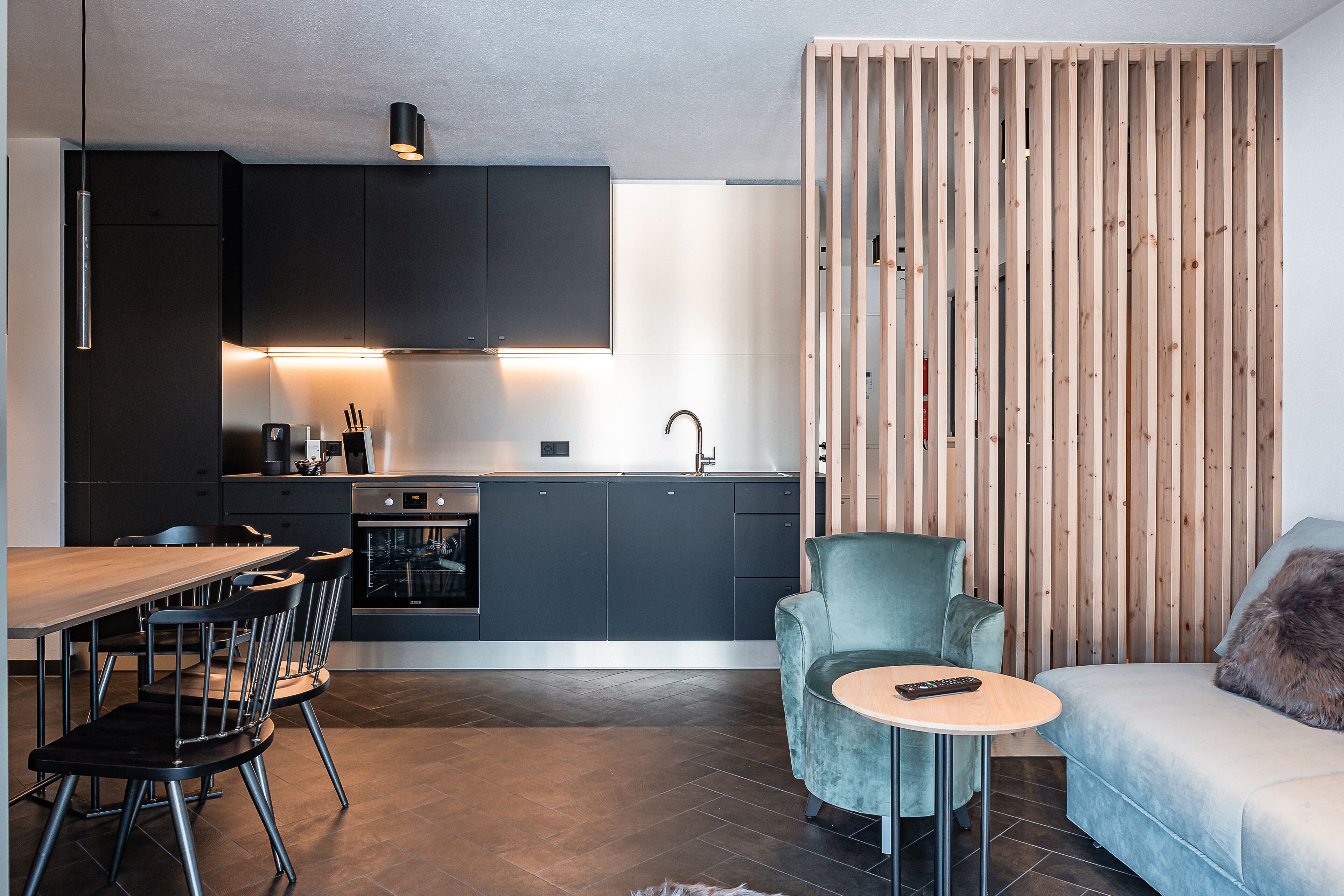Elite-Apartment | Wohnbereich | 40-Zoll-Flachbildfernseher mit Kabelempfang, Fernseher, Kamin