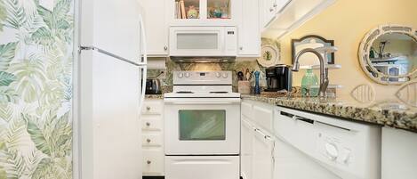 Kahvin-/teenkeitin, keittoastiat/astiat/ruokailuvälineet