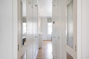 Badewanne, Haartrockner, Handtücher