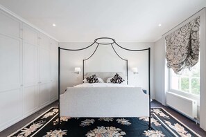 3 Schlafzimmer, Schreibtisch, Bügeleisen/Bügelbrett, Reisekinderbett