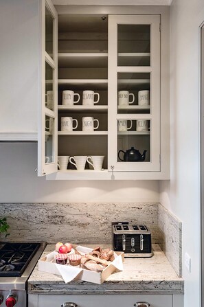Coffee/tea maker, fridge, microwave, oven