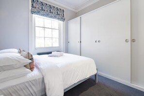 3 Schlafzimmer, Schreibtisch, Bügeleisen/Bügelbrett, WLAN
