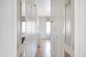 Bathtub, hair dryer, towels, shampoo - Notting Hill Townhouse - by Out of Office Lifestyle (London)