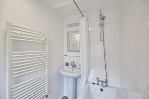 Badewanne, Haartrockner, Handtücher, Seife
