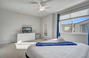 3 bedrooms, desk, iron/ironing board, WiFi - Top Flight! Modern AC Fast WiFi Patio Garage (Colorado Springs)