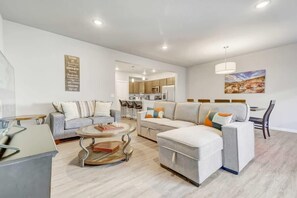 TV, fireplace, offices - Top Flight! Modern AC Fast WiFi Patio Garage (Colorado Springs)