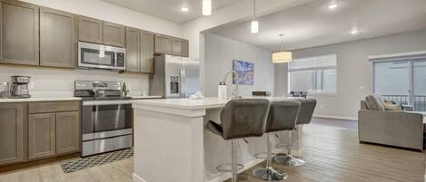 Refrigerador, microondas, horno, placa de cocina