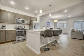 Fridge, microwave, oven, stovetop - Top Flight! Modern AC Fast WiFi Patio Garage (Colorado Springs)