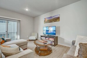 TV, fireplace, offices - Top Flight! Modern AC Fast WiFi Patio Garage (Colorado Springs)