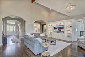 TV, peis og kontorer