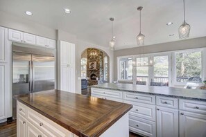 Interior - 5 Ski Resorts within 16 Miles | Salt Water Hot Tub (Dillon)