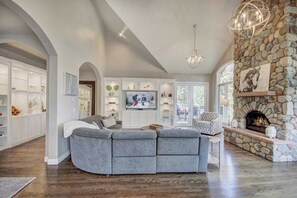 Televisor, llar de foc i oficines 