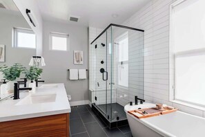 Douche, sèche-cheveux, serviettes fournies, shampoing