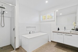 Shower, toilet paper - Hamptons Resort: 3  BR, 2  BA House in Sorrento, Sleeps 6 (Sorrento)