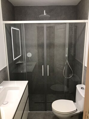 أحواض استحمام، مجففات شعر، مناشف