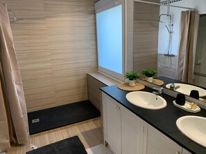 Badkar, hårtork och handdukar