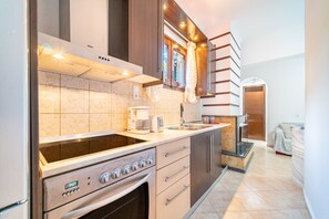 Fridge, oven, stovetop, coffee/tea maker