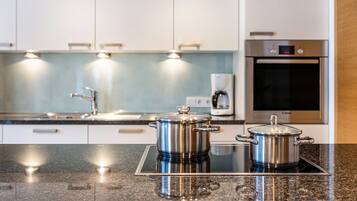 KĂŒhlschrank, Mikrowelle, Ofen, Herdplatte