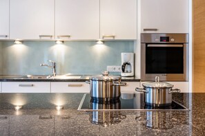 Kühlschrank, Mikrowelle, Ofen, Herdplatte