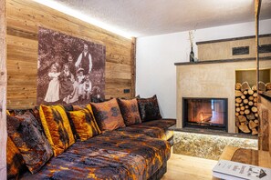 Een televisie, een open haard en een tafeltennistafel