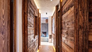 A wooden hallway leading to a fireplace. - Apartment "Spornberg Mountain Living Ostberg" with Mountain View (Renon)