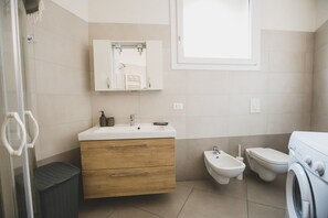 Een douche, een haardroger, handdoeken