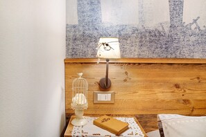 Interior - Holiday Apartment "Mantaula" with Mountain View, Shared Terrace & Wi-Fi (Teglio)