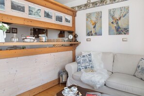 TV - Holiday Apartment "Mantaula" with Mountain View, Shared Terrace & Wi-Fi (Teglio)