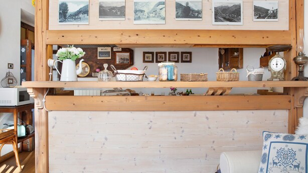 A wooden shelf with framed pictures, a white pitcher, and various kitchen items. - Holiday Apartment "Mantaula" with Mountain View, Shared Terrace & Wi-Fi (Teglio)