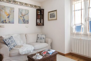 TV - Holiday Apartment "Mantaula" with Mountain View, Shared Terrace & Wi-Fi (Teglio)