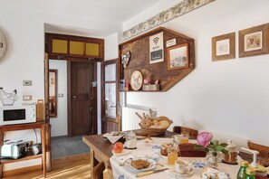 Dining - Holiday Apartment "Mantaula" with Mountain View, Shared Terrace & Wi-Fi (Teglio)