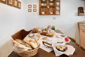 Dining - Holiday Apartment "Mantaula" with Mountain View, Shared Terrace & Wi-Fi (Teglio)