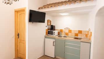 Refrigerador, microondas, parrilla de estufa y cafetera y tetera