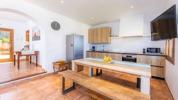 Een koelkast, een magnetron, een oven, een kookplaat