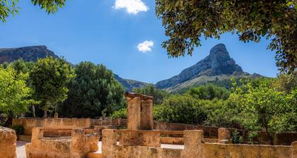 Finca "Can Jaumi" with Sea Views, Pool and Wi-Fi
