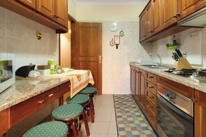 Køleskab, mikrobølgeovn, ovn, kogeplade