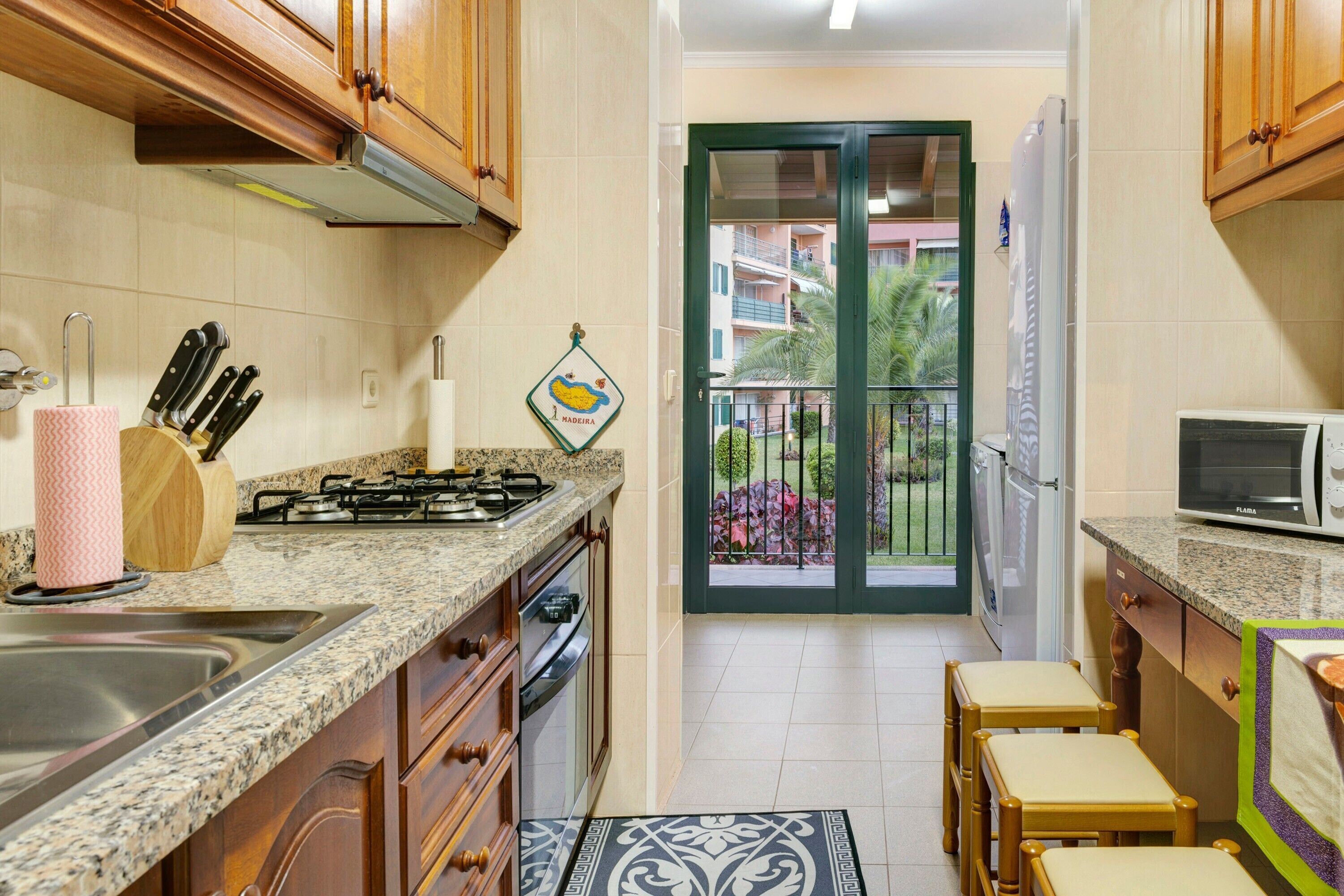 Jääkaappi, mikroaaltouuni, uuni, liesi