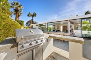 Outdoor dining - Casa Roka: Groovy Mid-Century Indoor/Outdoor Lifestyle (Palm Springs)