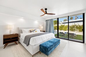 4 chambres, bureau, fer et planche à repasser, lit de bébé portatif