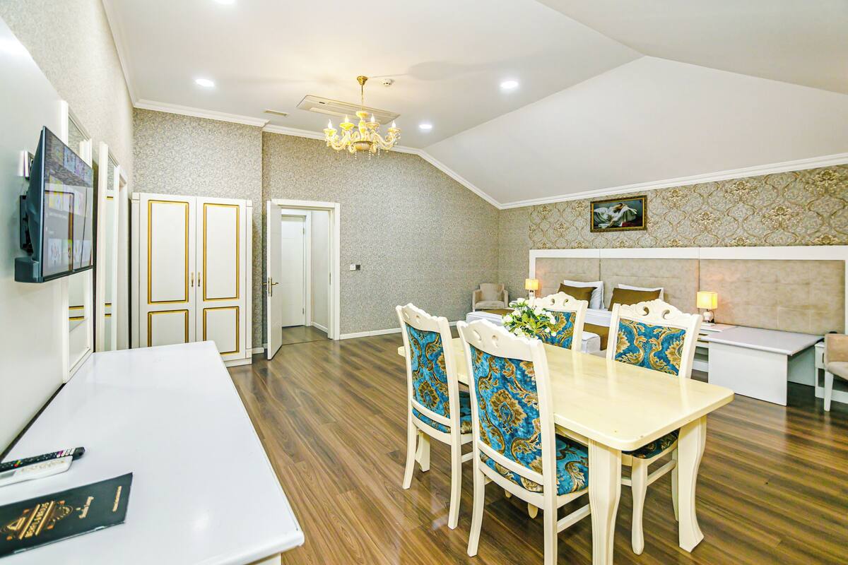 Family Quadruple Room | Peralatan tempat tidur premium, bar mini, peti besi dalam bilik
